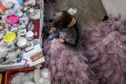 Une couturière au travail dans l’atelier Pretty Lady, à Chaozhou, dans la province de Guangdong (Chine), le 14 avril 2025.